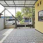 Oyo Life 91869 Insan Mulia Kost Syariah