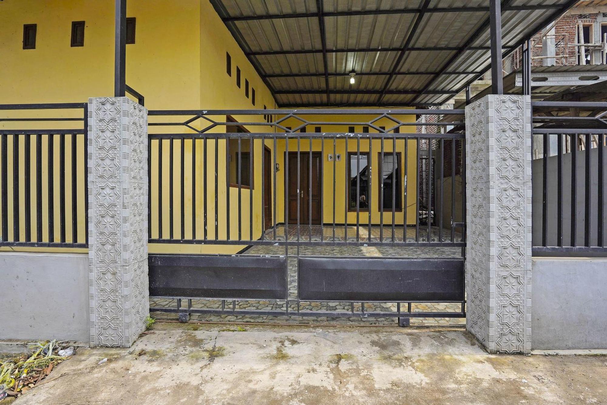 Oyo Life 91869 Insan Mulia Kost Syariah 2*