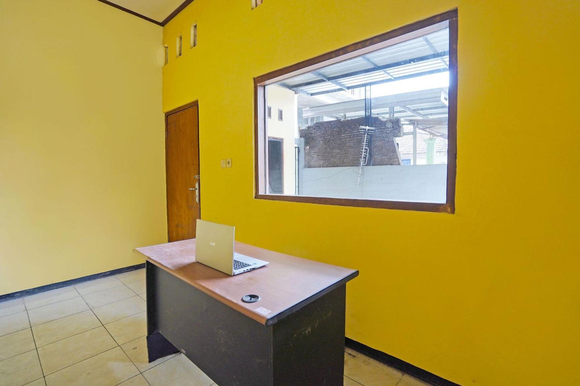 Oyo Life 91869 Insan Mulia Kost Syariah 2* Mojokerto