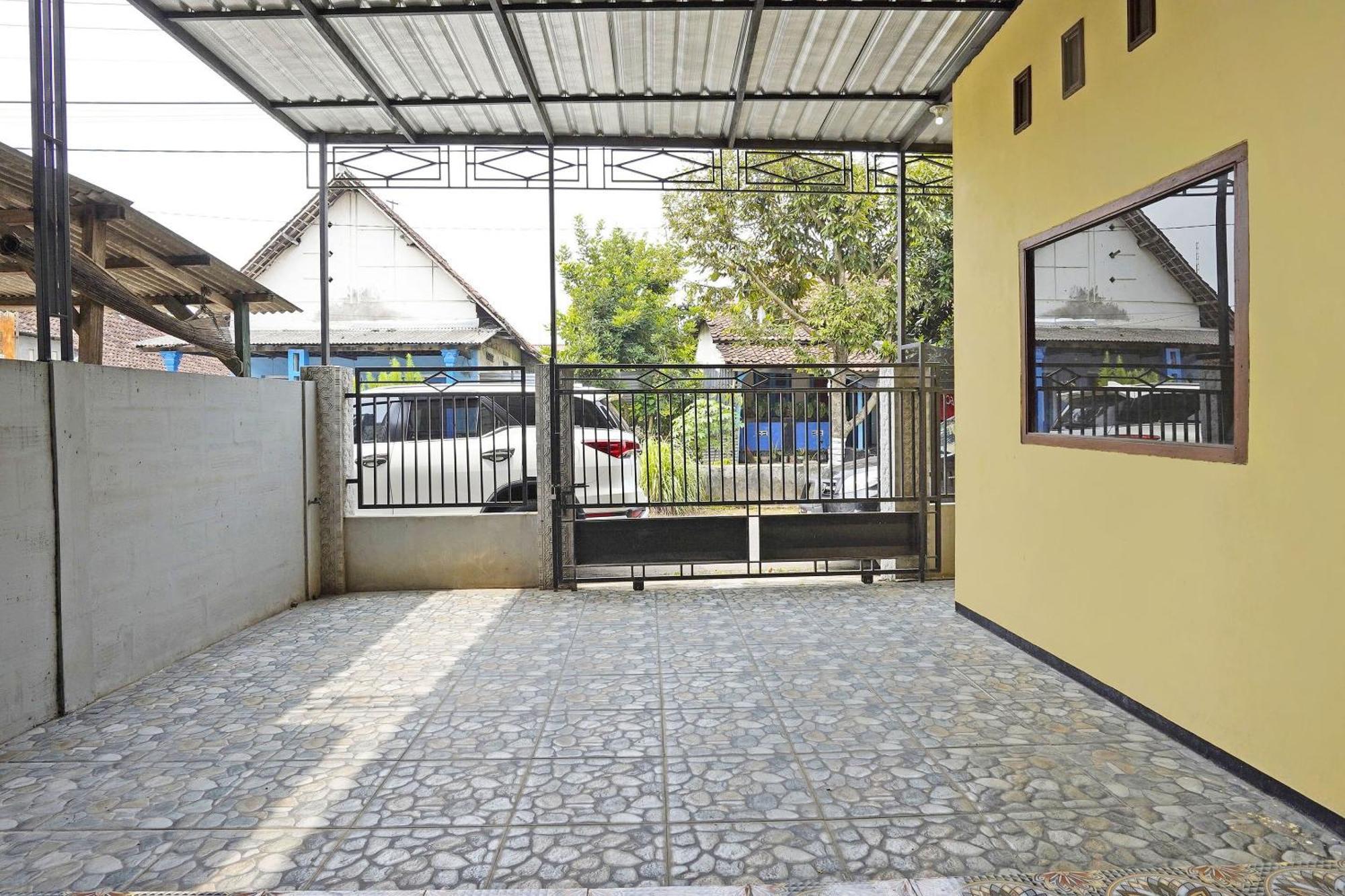 Oyo Life 91869 Insan Mulia Kost Syariah Hotel Mojokerto