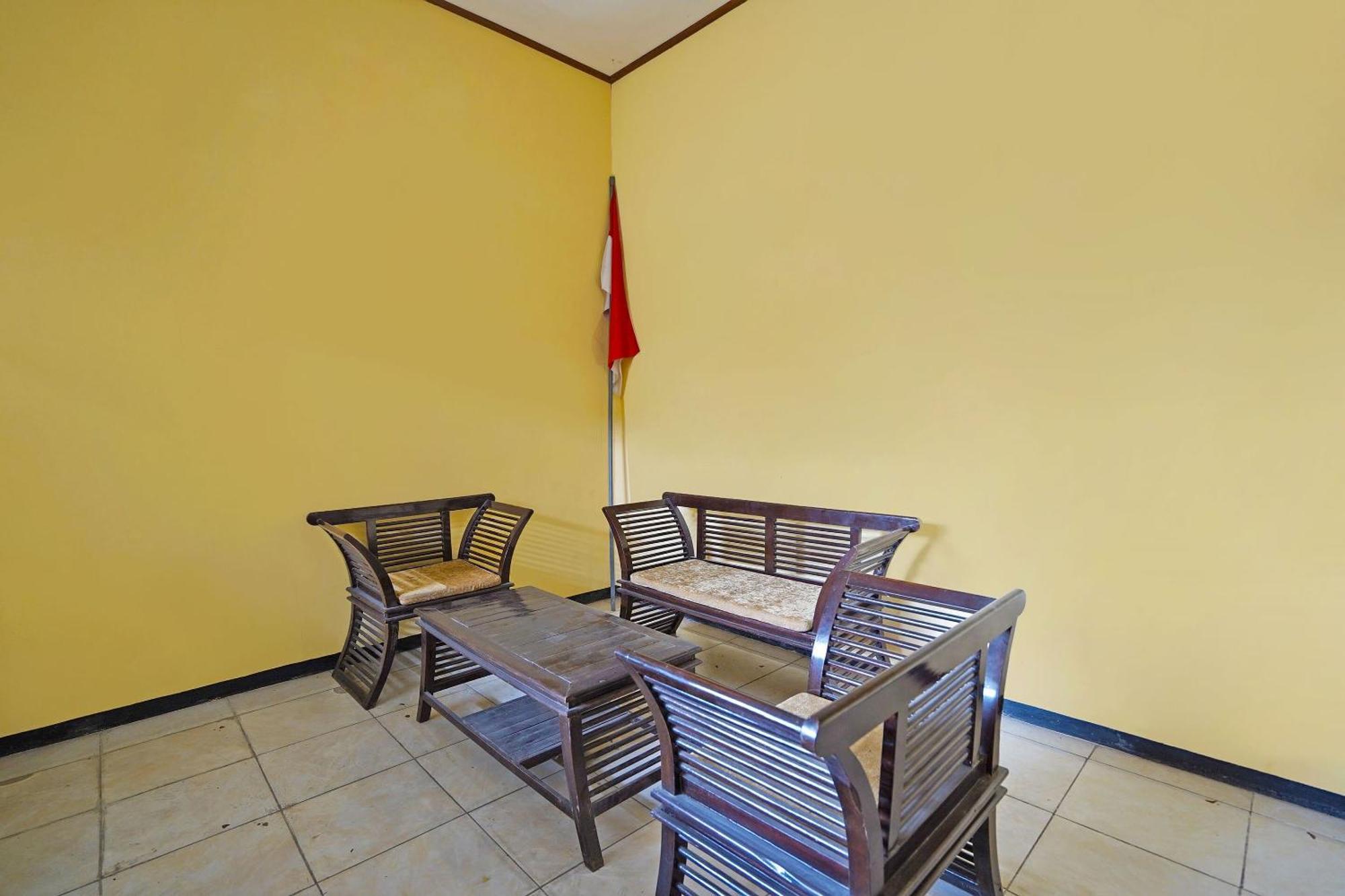Oyo Life 91869 Insan Mulia Kost Syariah