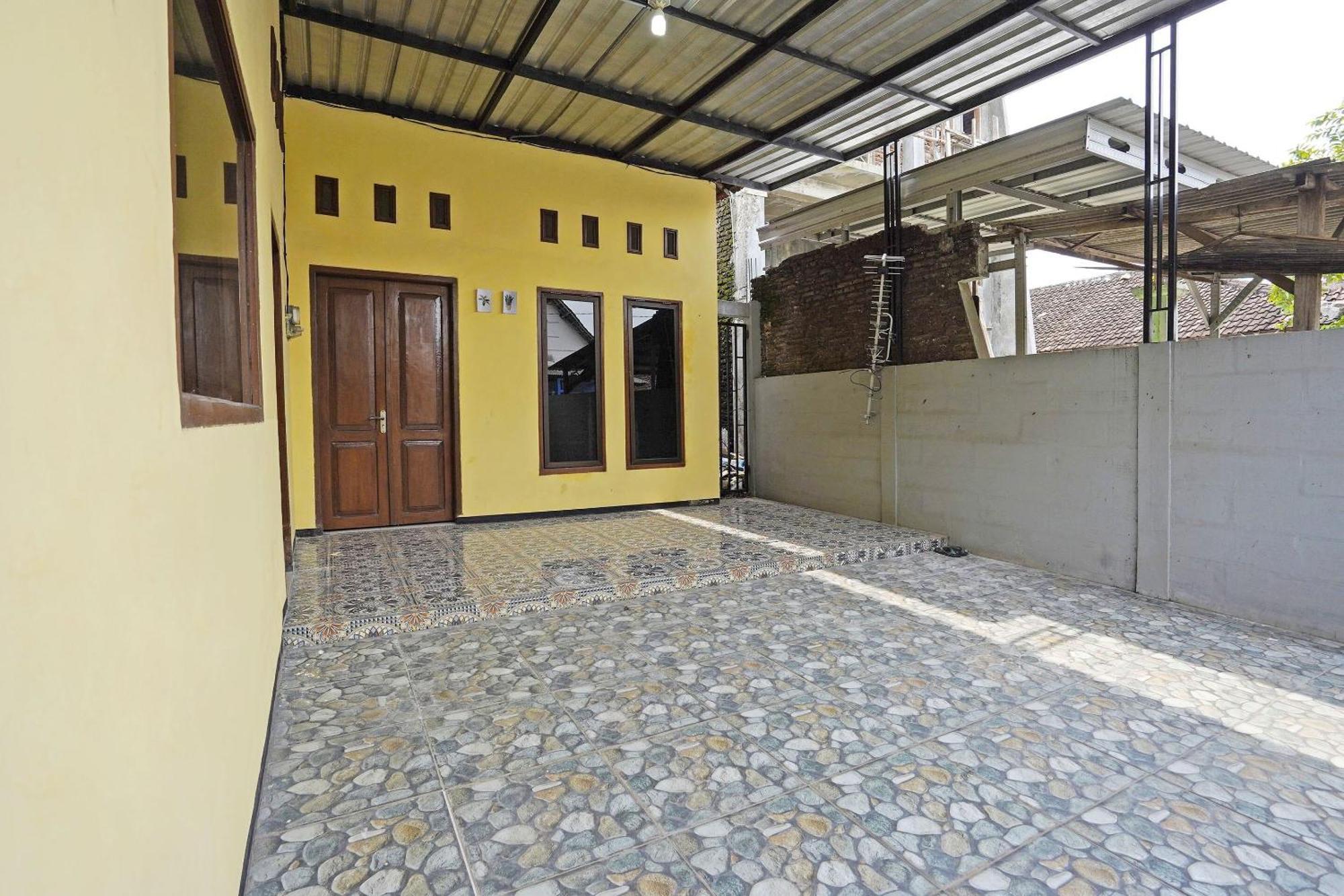 Oyo Life 91869 Insan Mulia Kost Syariah Mojokerto