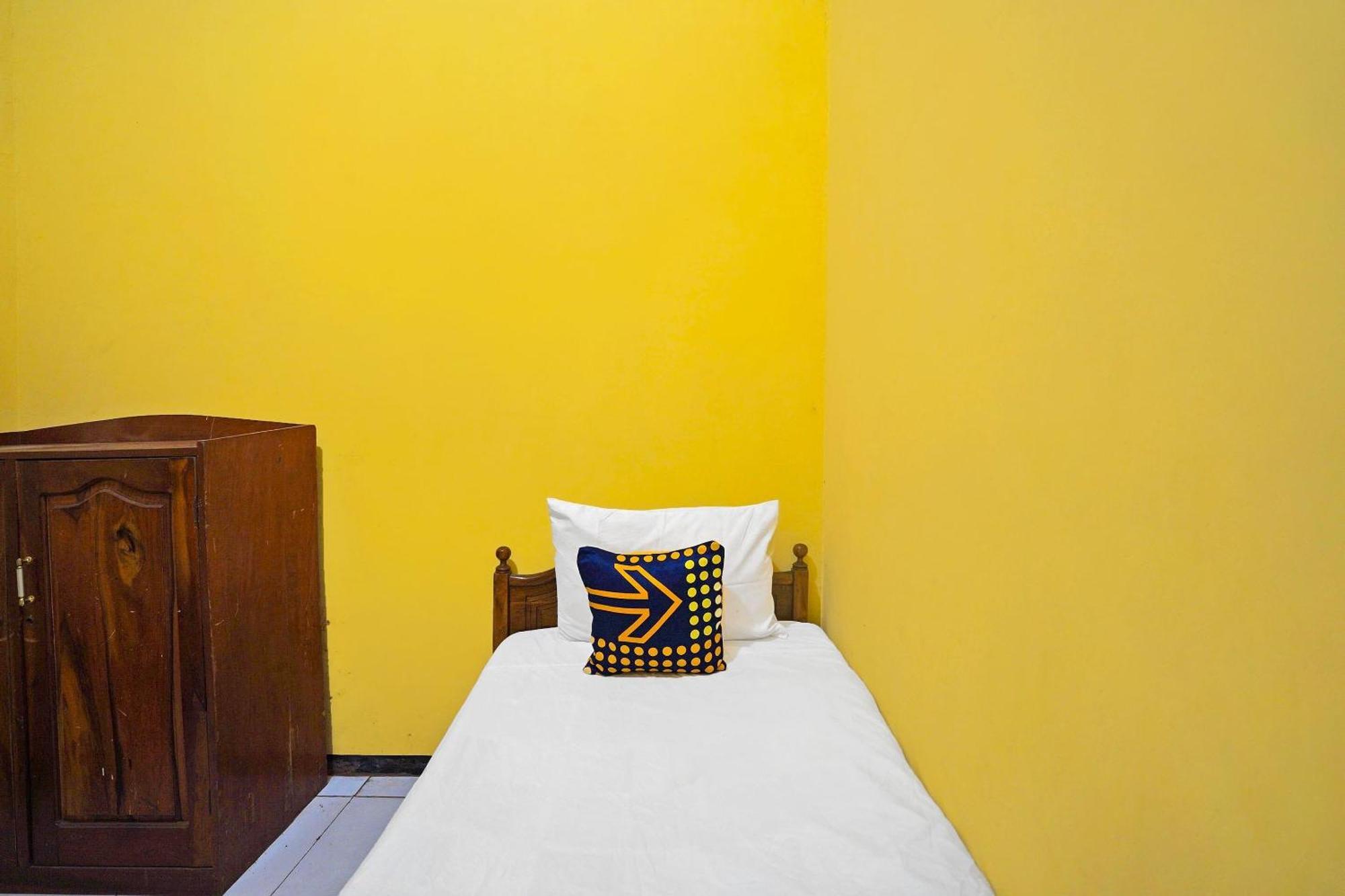 Oyo Life 91869 Insan Mulia Kost Syariah 2*